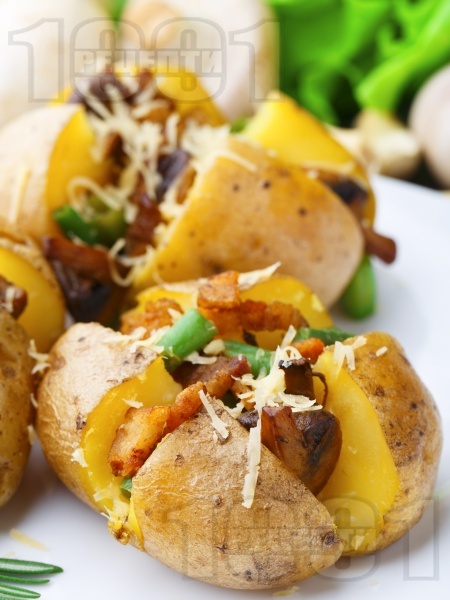 Пълнени печени цели картофи с гъби кралска печурка, пресен лук, масло и бекон на фурна - снимка на рецептата